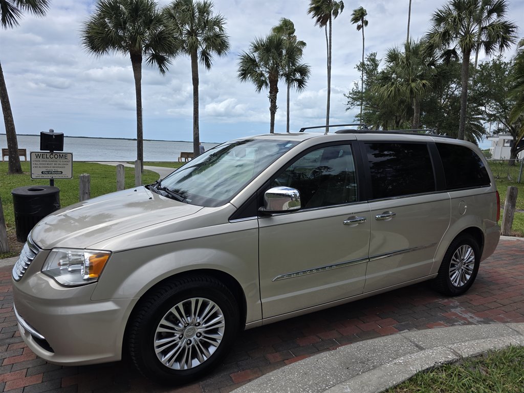 2013 Chrysler Town & Country Touring-L