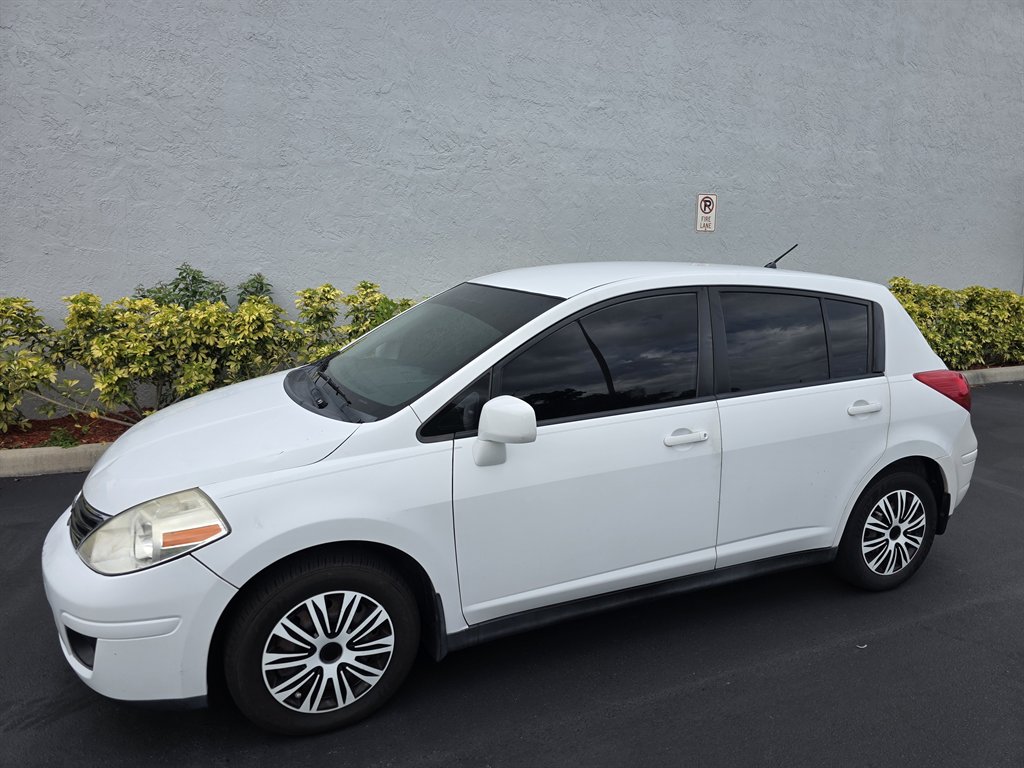 2010 Nissan Versa 1.8 S Auto's photo